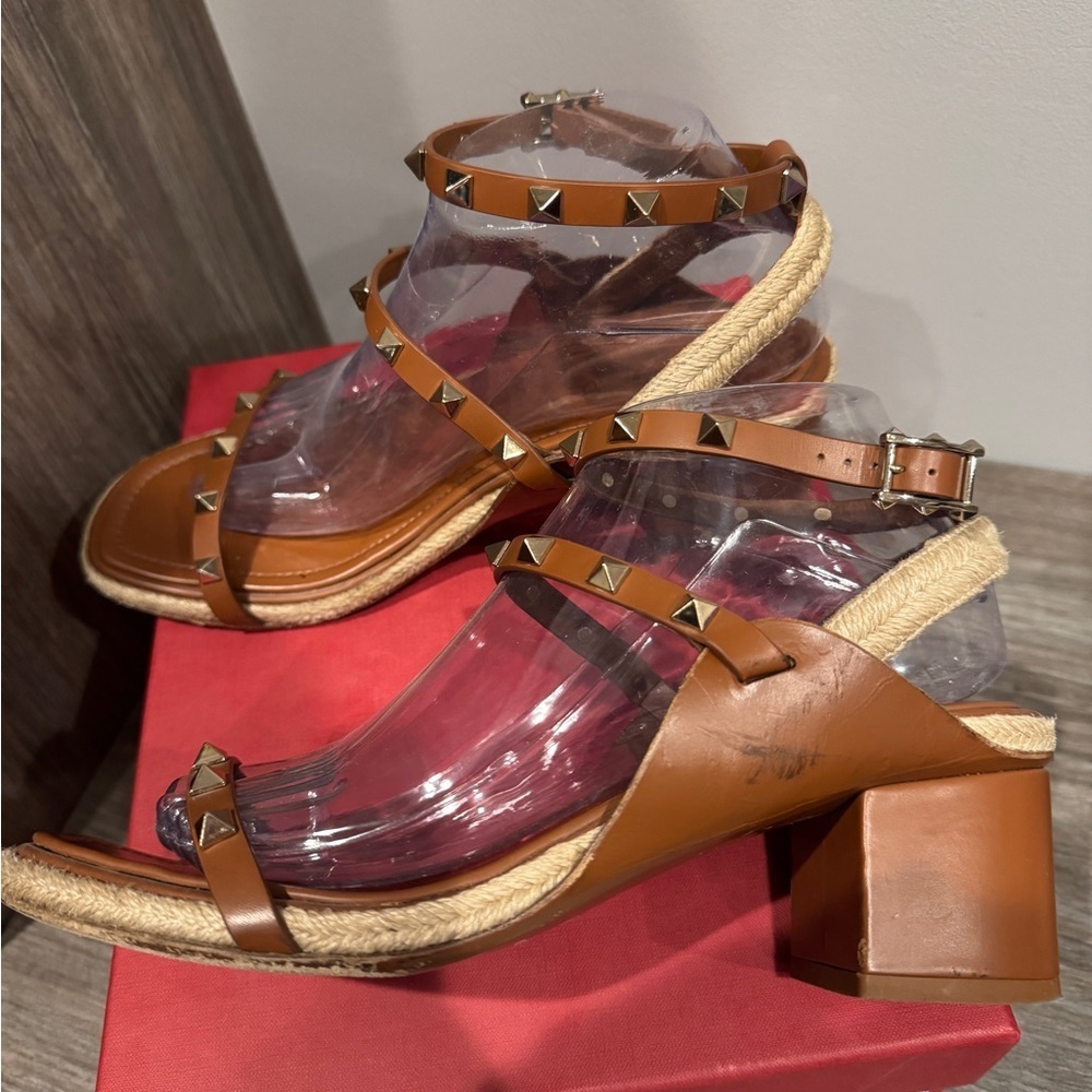 Valentino Garavani Rockstud Accent Leather T-Strap Sandal  39.5 - Picture 4 of 10